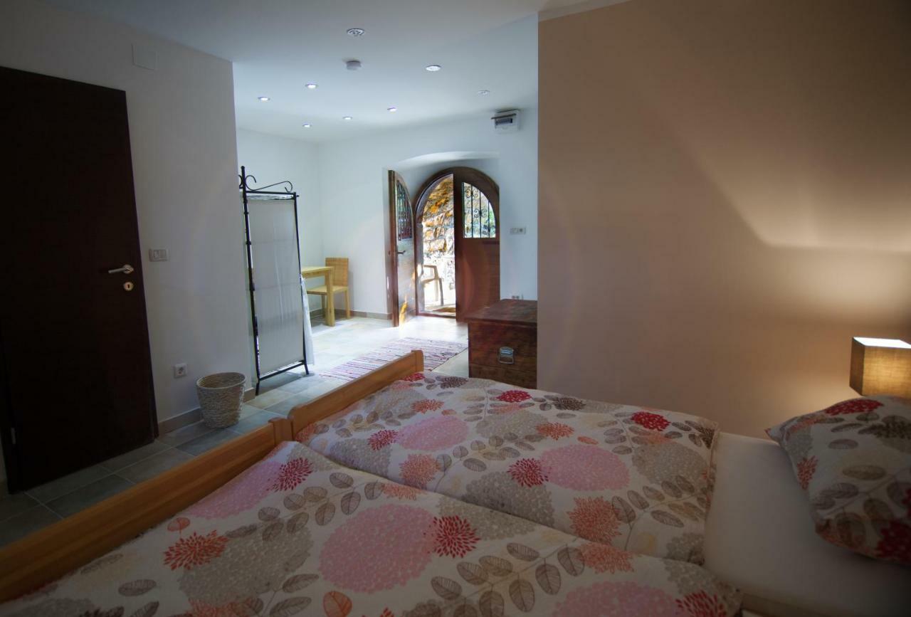 Holiday Home Kuca Na Moru Kornic Luaran gambar